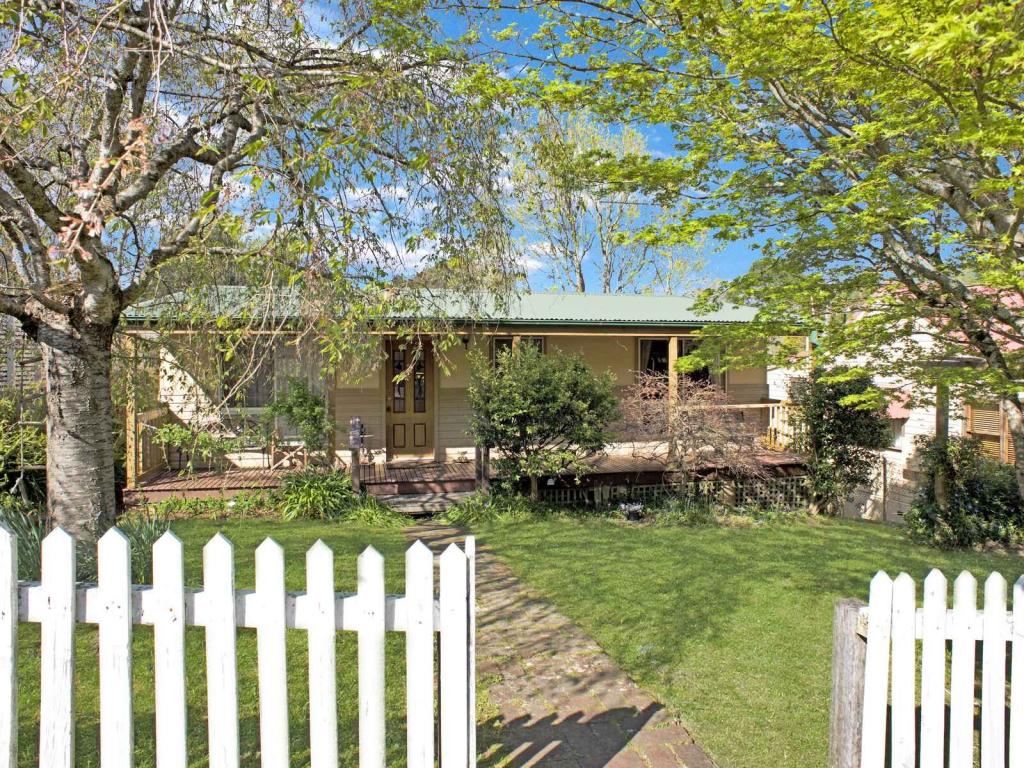 27 BOURNE ST, WENTWORTH FALLS, NSW 2782