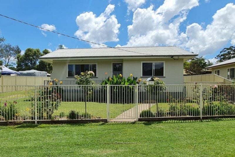 11 Gleeson St, Crows Nest, QLD 4355