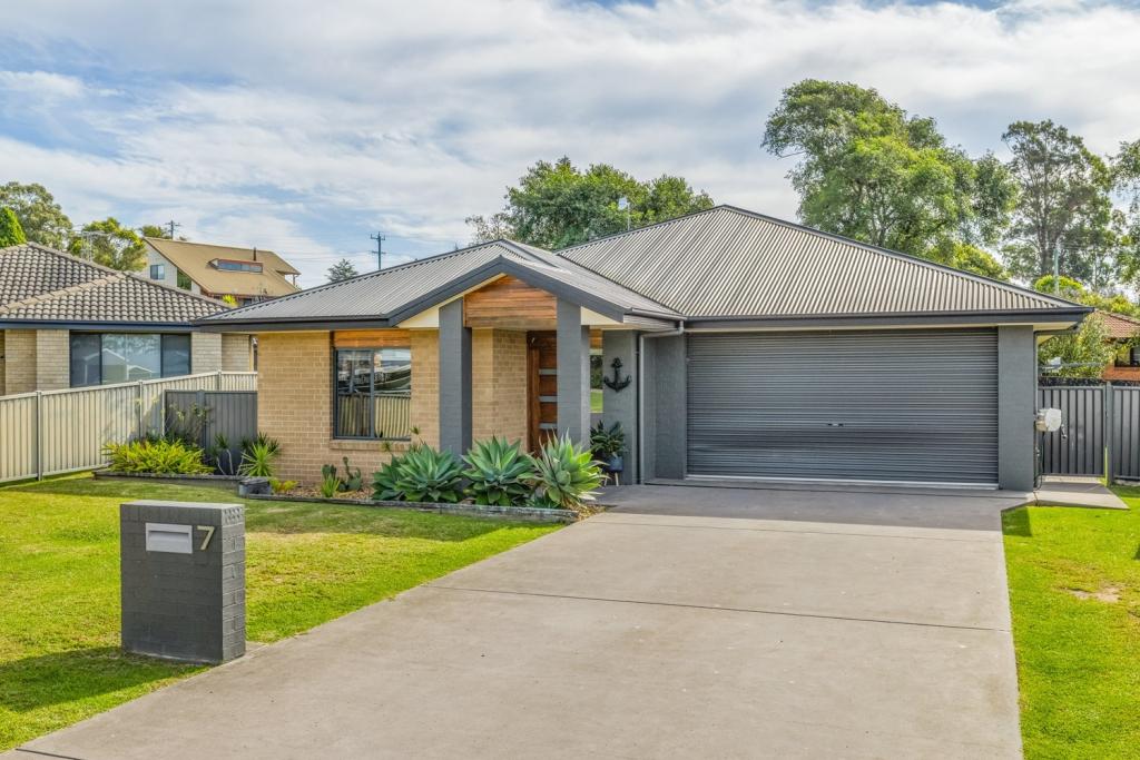 7 Dolphin Cres, Eden, NSW 2551