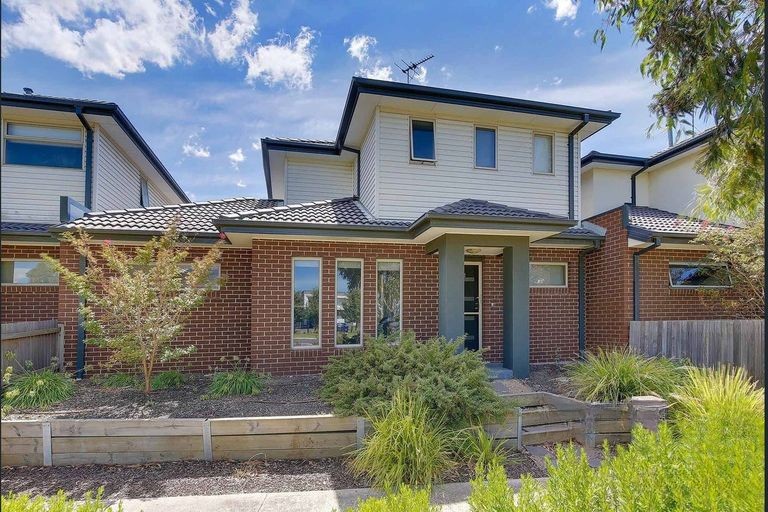 112 James Mirams Dr, Roxburgh Park, VIC 3064