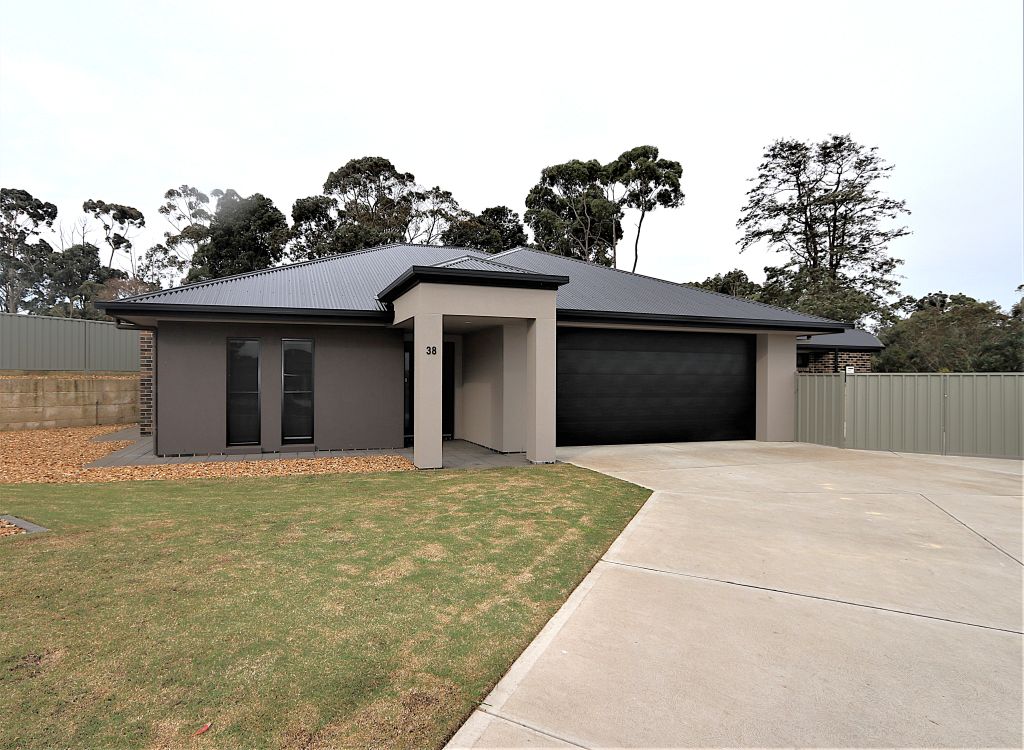 38 SAINT ANDREWS DR, WORROLONG, SA 5291