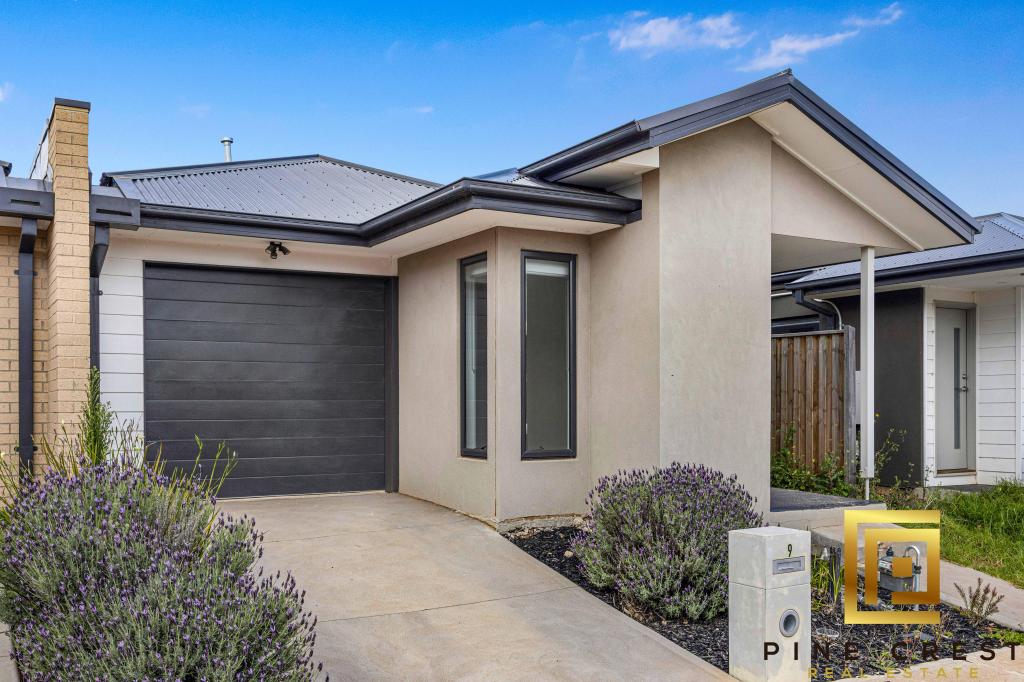 9 BLACKSCROFT RD, THORNHILL PARK, VIC 3335