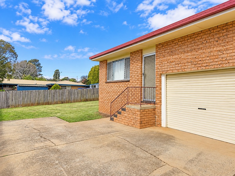 2/6 Claret St, Wilsonton Heights, QLD 4350
