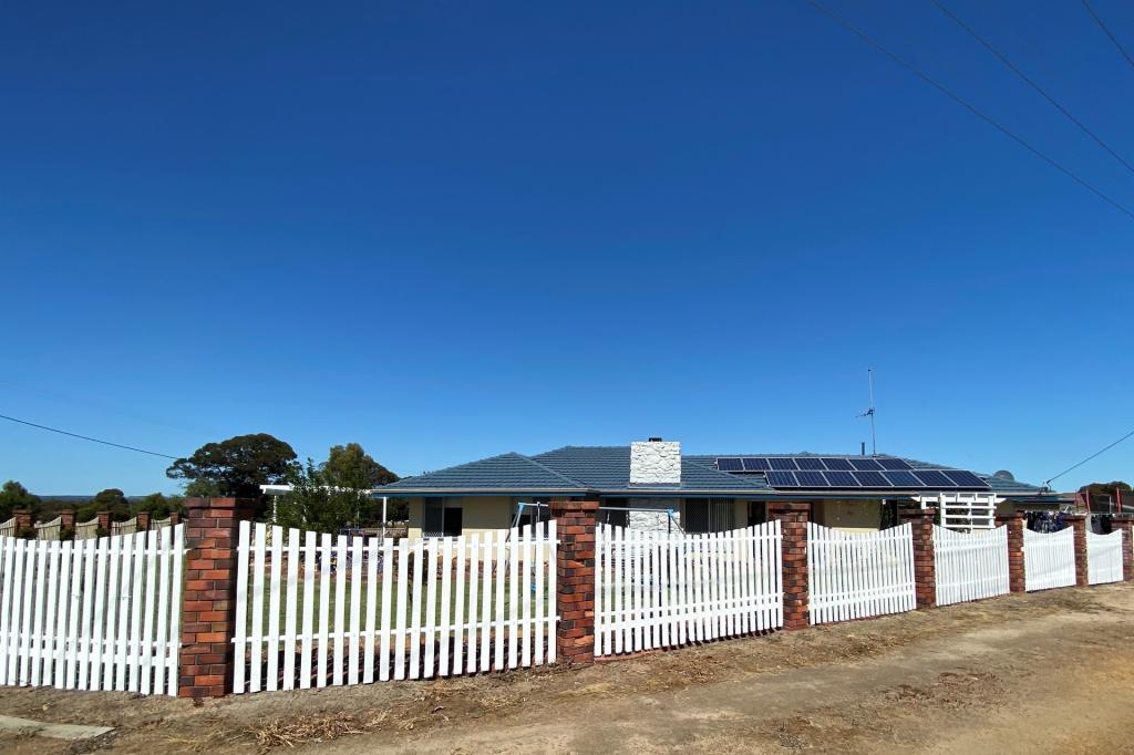 37 Braeside Rd, Katanning, WA 6317