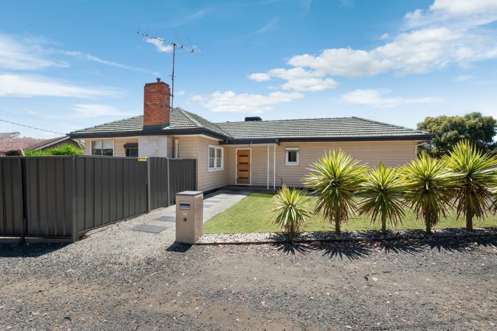 31 Oak St, Golden Square, VIC 3555