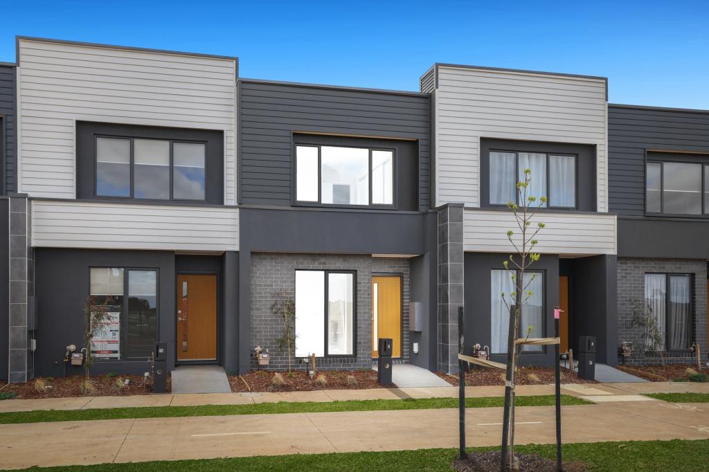 8 Darke Bvd, Rockbank, VIC 3335