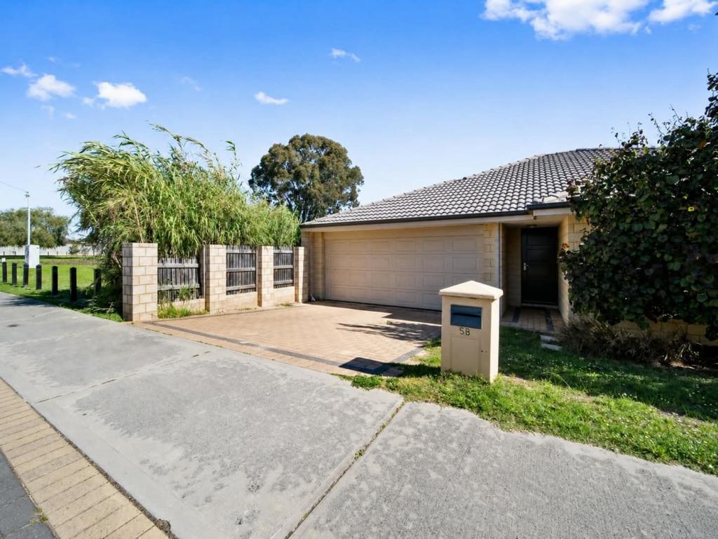5b Ayer Rd, Queens Park, WA 6107
