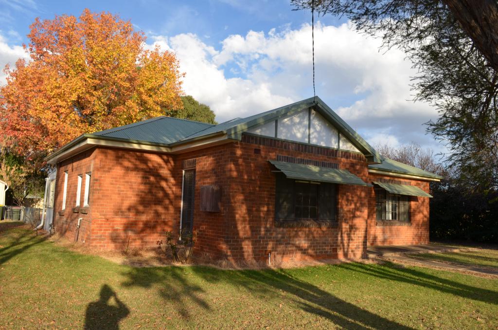 36 FARM ST, BOOROWA, NSW 2586