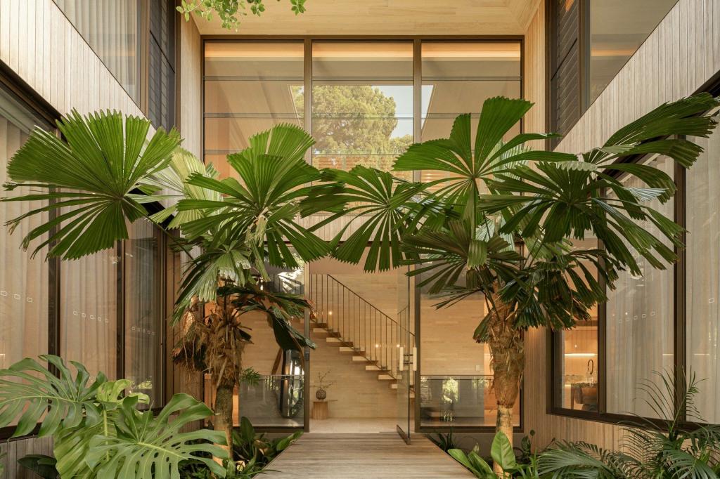 11 Little Cove Rd, Noosa Heads, QLD 4567