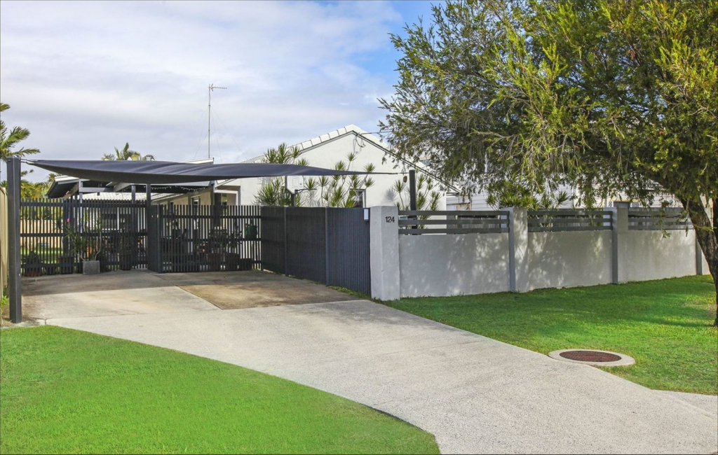 124 Bamboo Ave, Benowa, QLD 4217