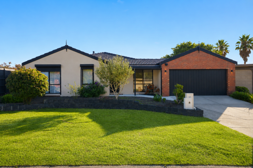 17 Broome Cres, Cranbourne North, VIC 3977