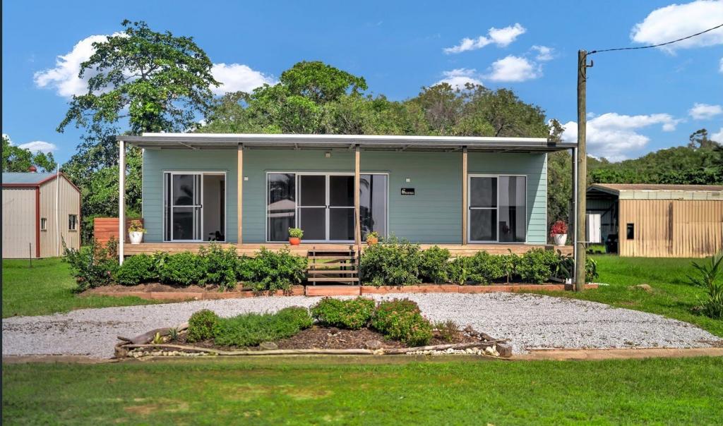 13 Taylor St, Tully Heads, QLD 4854