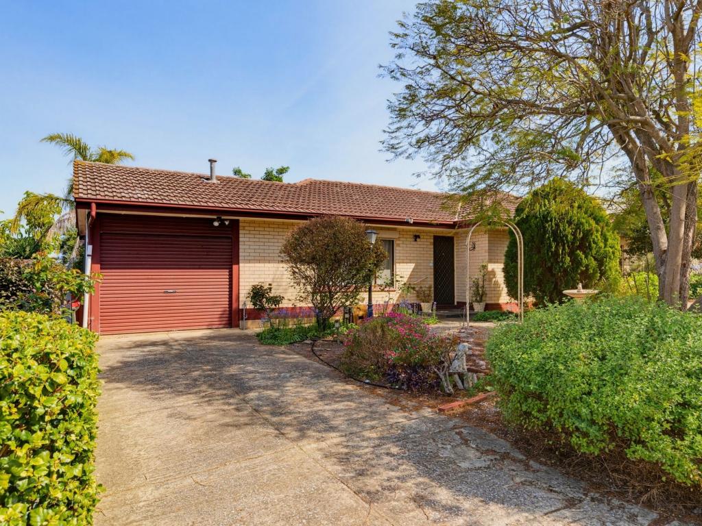 8 HURLEY GR, HACKHAM, SA 5163