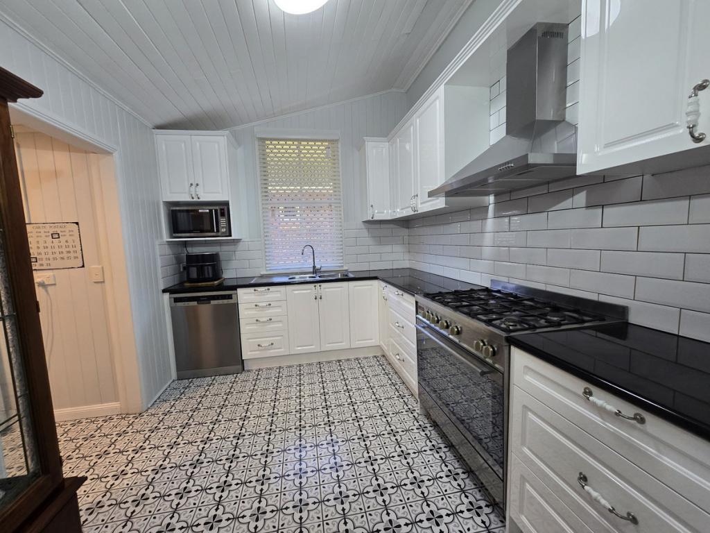 270 James St, Newtown, QLD 4350