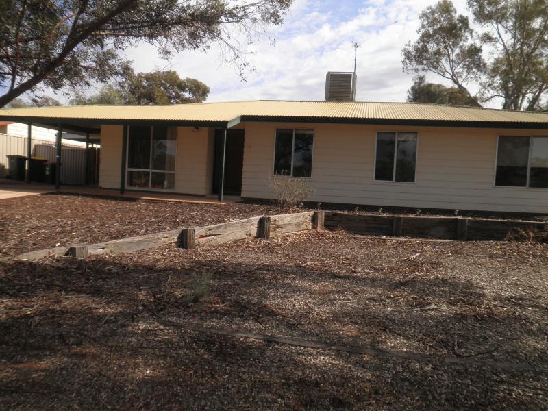 21 Pioneer Dr, Roxby Downs, SA 5725