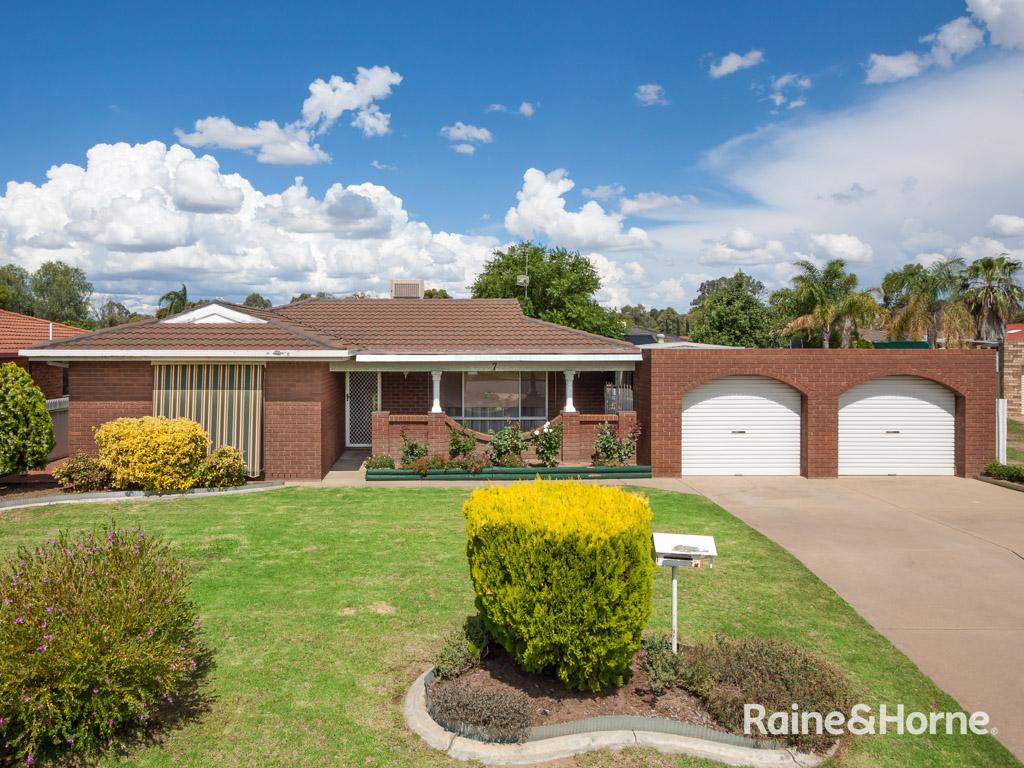 7 Warrambool Cres, Glenfield Park, NSW 2650