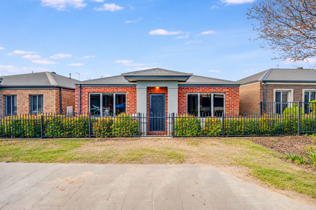11 Macquarie Rd, West Wodonga, VIC 3690