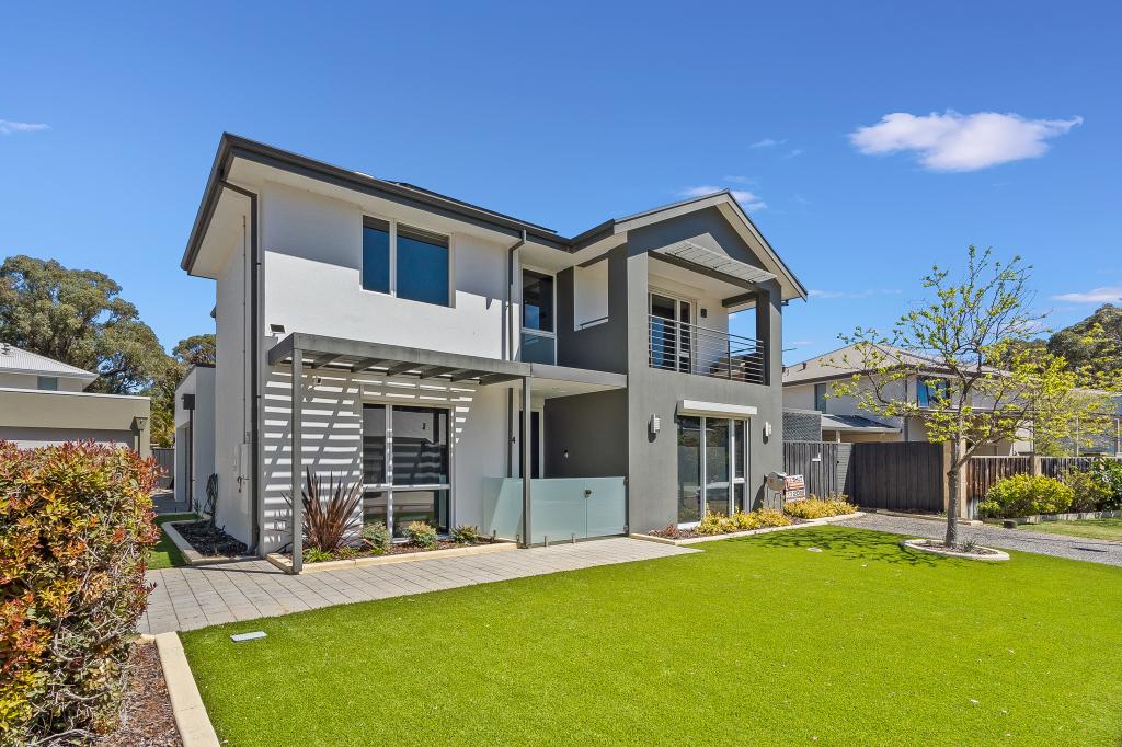 4 Portland Pass, Meadow Springs, WA 6210