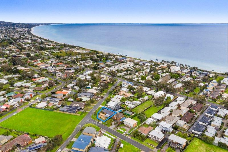 1 Seaview Ave, Safety Beach, VIC 3936