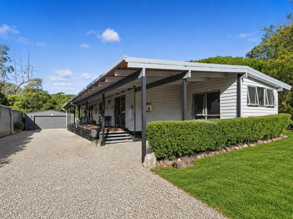 16 Glen Ave, Jamieson, VIC 3723