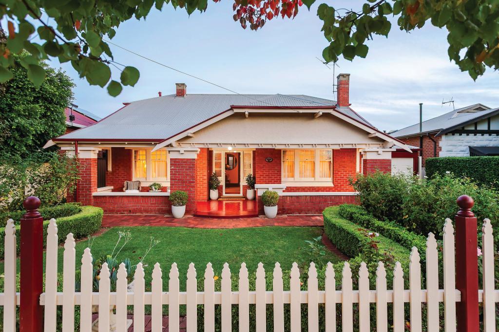 9 Glen Rowan Rd, Woodville South, SA 5011