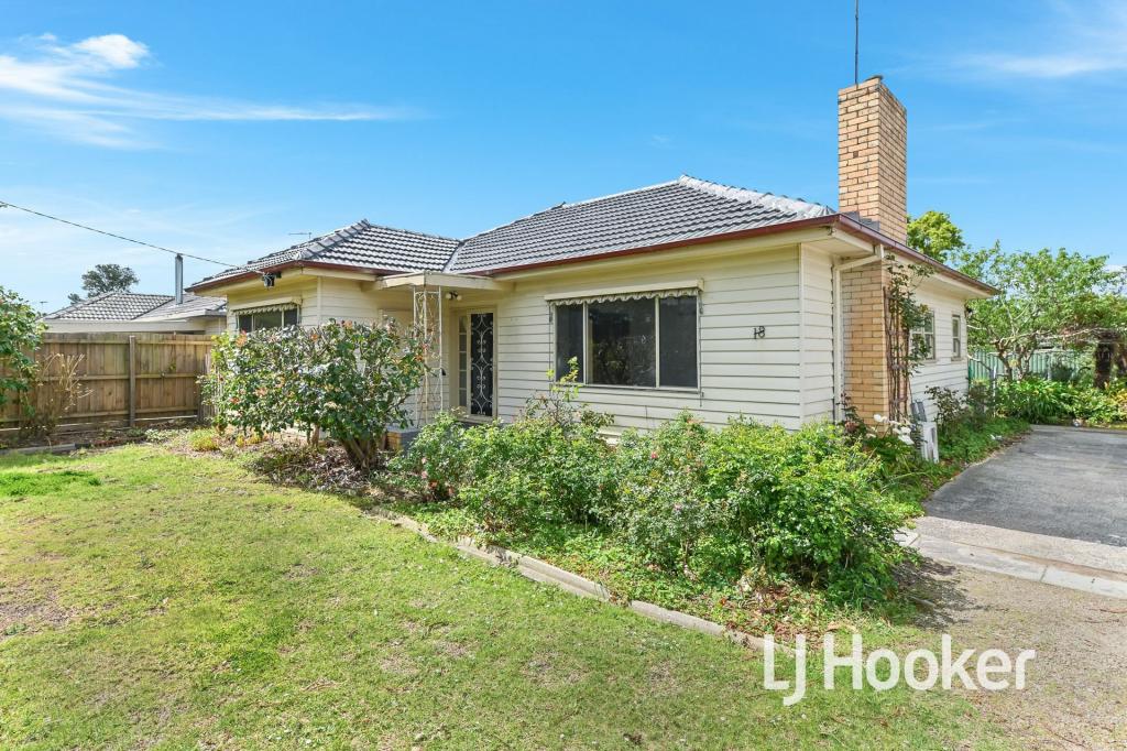 18 John St, Pakenham, VIC 3810