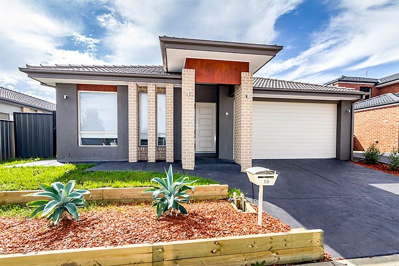 19 Paso Gr, Clyde North, VIC 3978