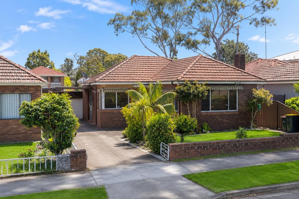 8 New England Dr, Kingsgrove, NSW 2208