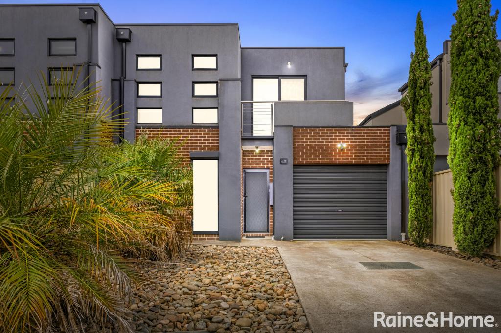 2/76 GREENHILLS DR, KURUNJANG, VIC 3337