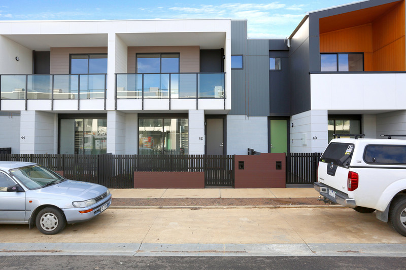 42 KENSWICK ST, POINT COOK, VIC 3030