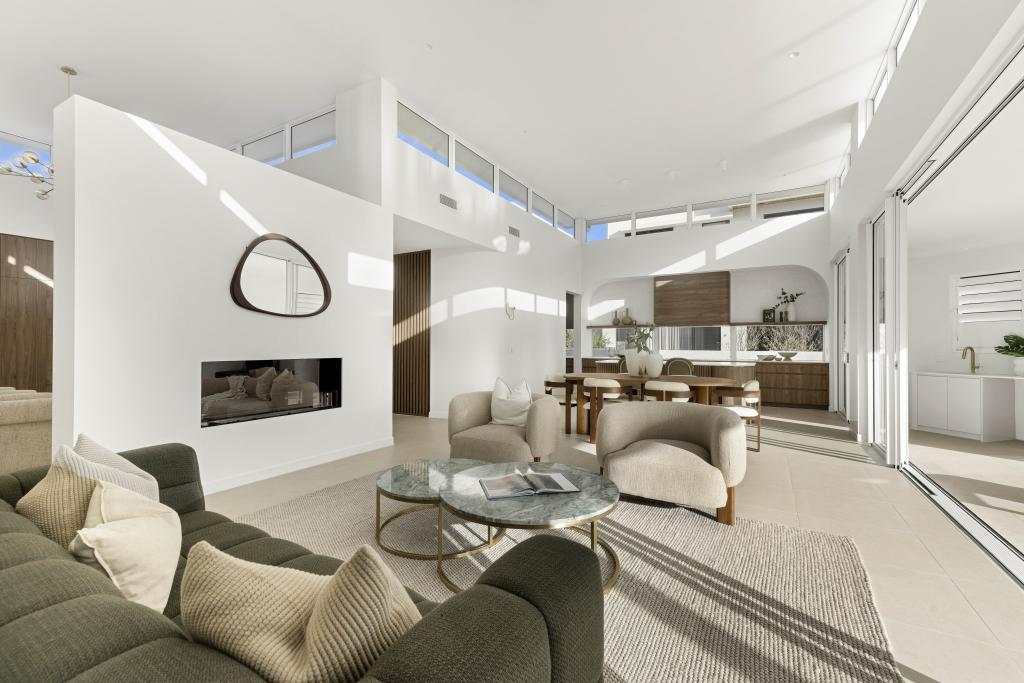 1 Crest View Key, Broadbeach Waters, QLD 4218