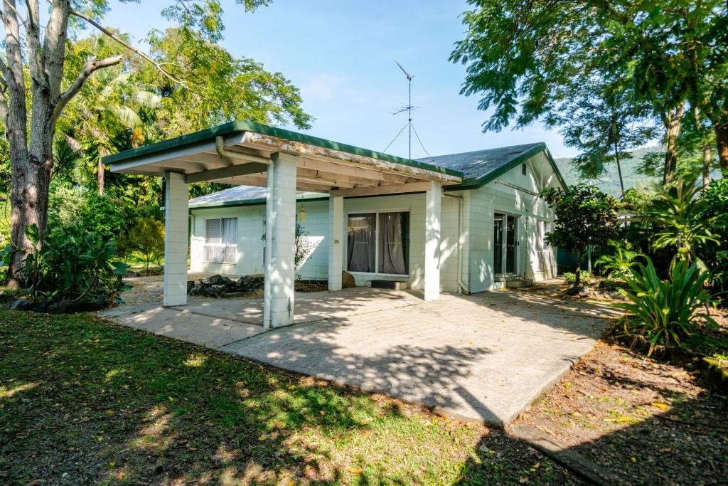 2 Coombs St, White Rock, QLD 4868