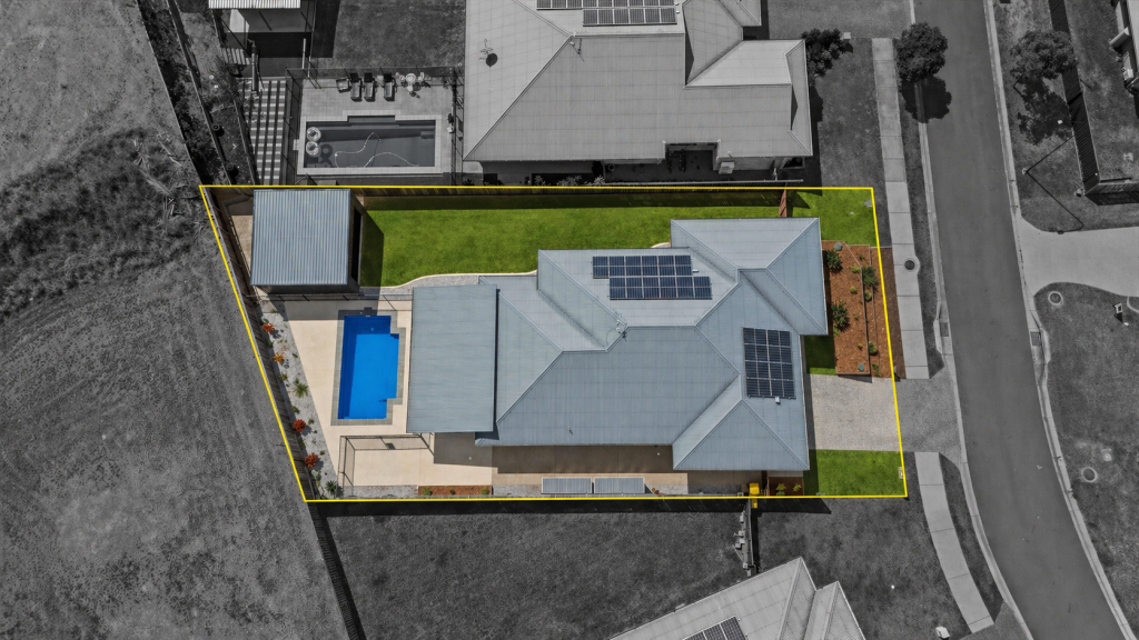 17 LENTHALL ST, BOYNE ISLAND, QLD 4680