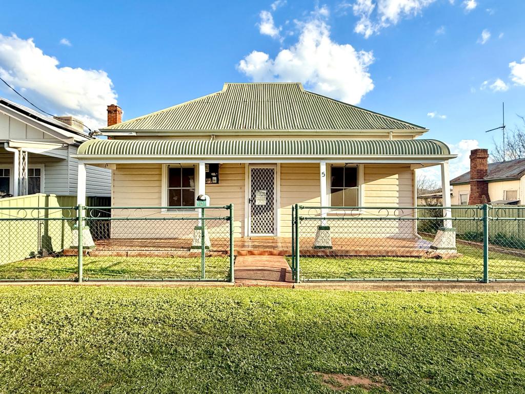 5 Clive St, Wellington, NSW 2820