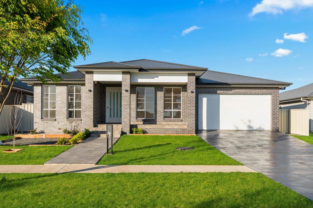 17 Quiberon Way, Goulburn, NSW 2580