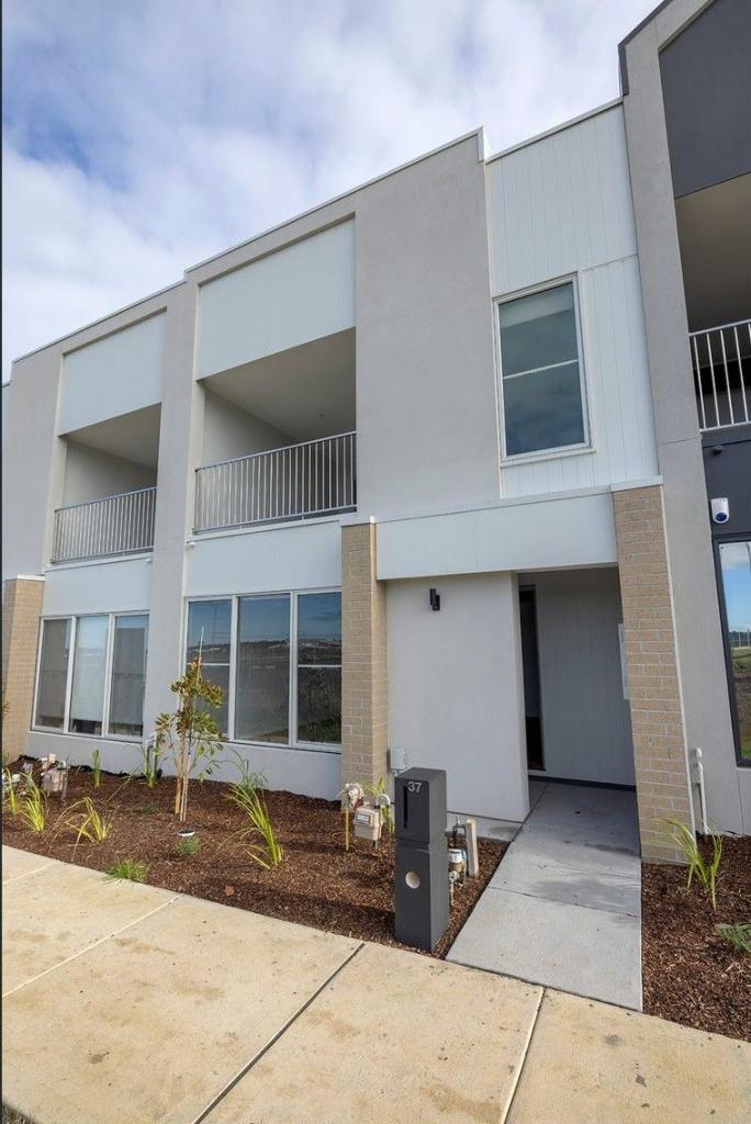 37 CORONATION WALK, KALKALLO, VIC 3064