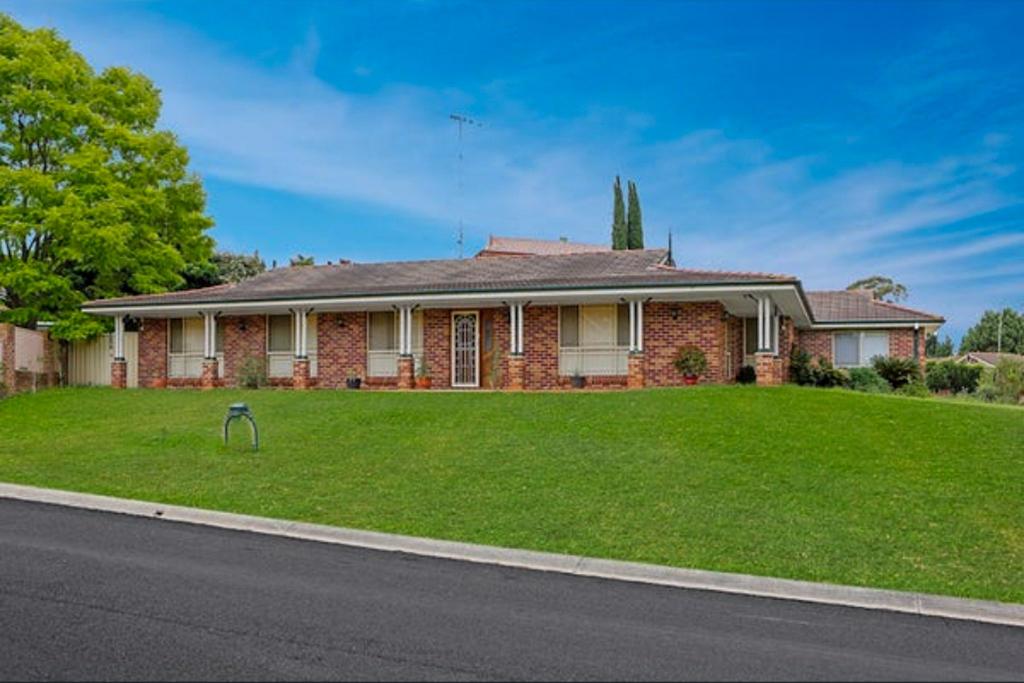 2 Clydebank Cres, Glen Alpine, NSW 2560