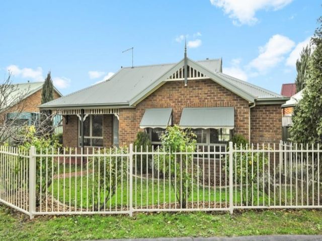 2 Castle Ct, Ballarat East, VIC 3350