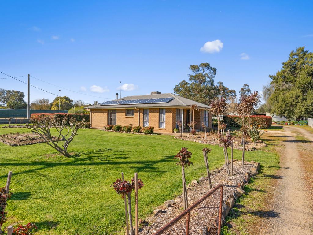 27 DEVENISH RD, ST JAMES, VIC 3727