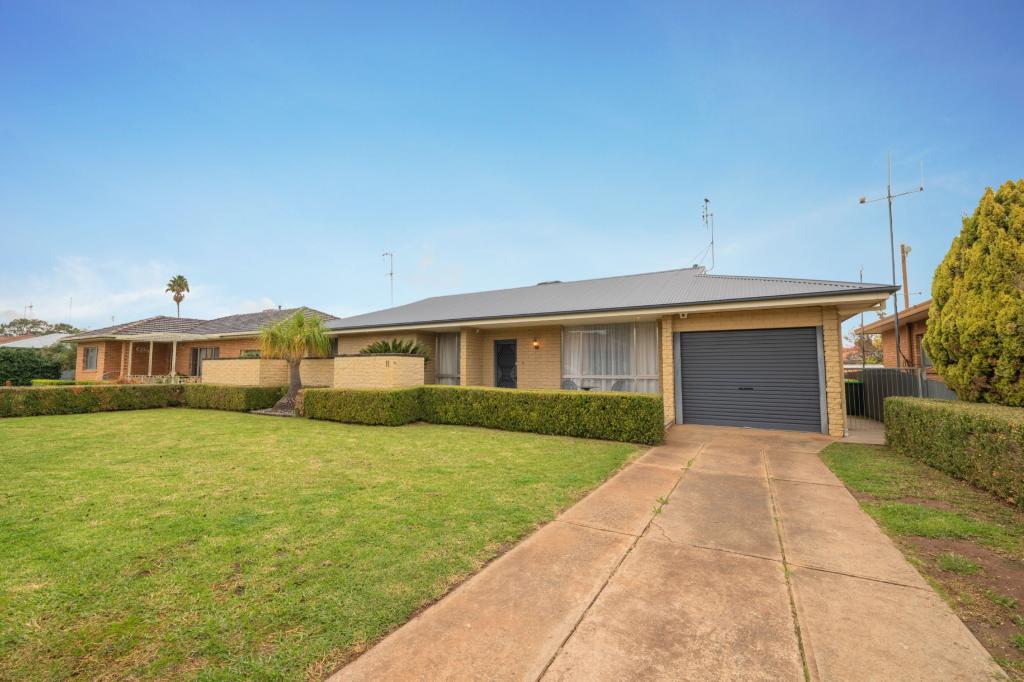 11 Downes Cres, Parkes, NSW 2870