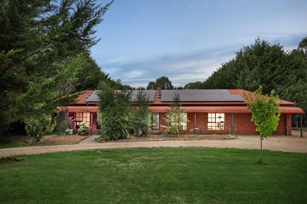 13 Newnham Dr, Romsey, VIC 3434