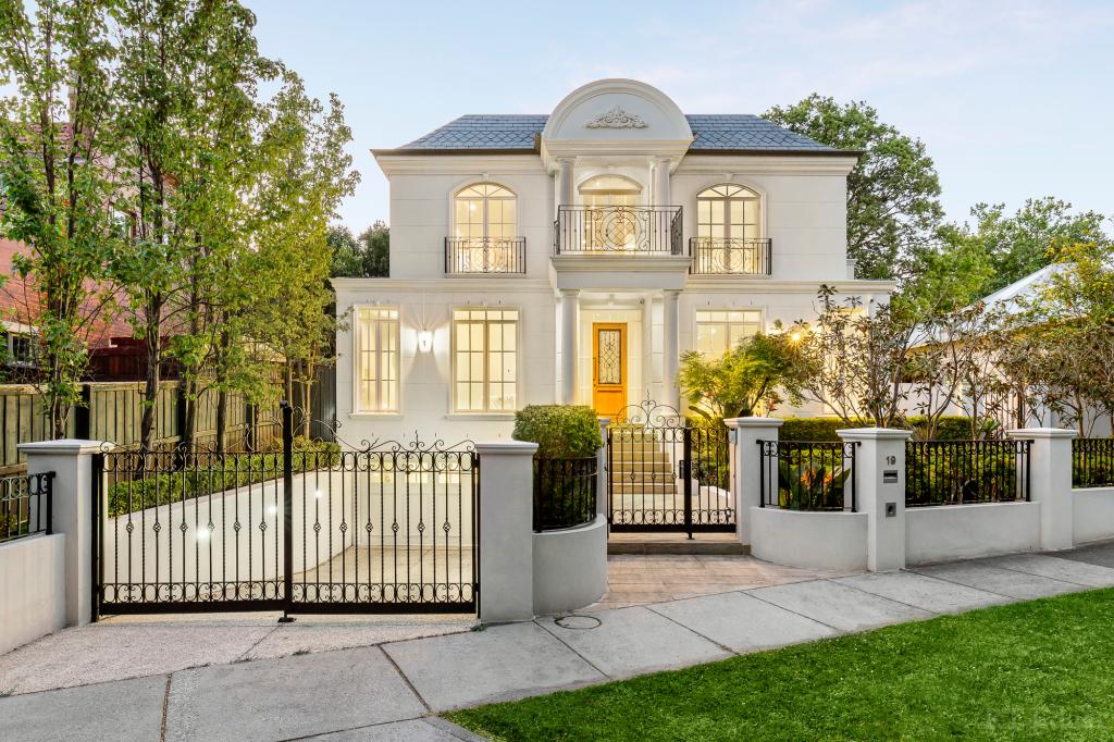 19 RUBENS GR, CANTERBURY, VIC 3126