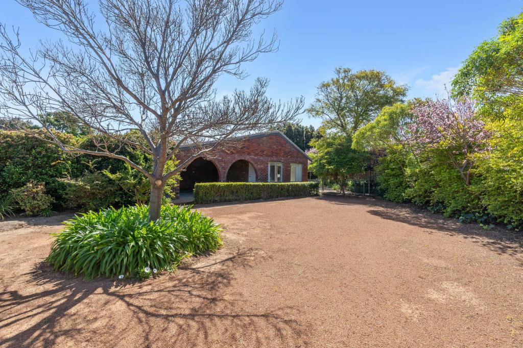 2 Blamire Rd, Kalamunda, WA 6076