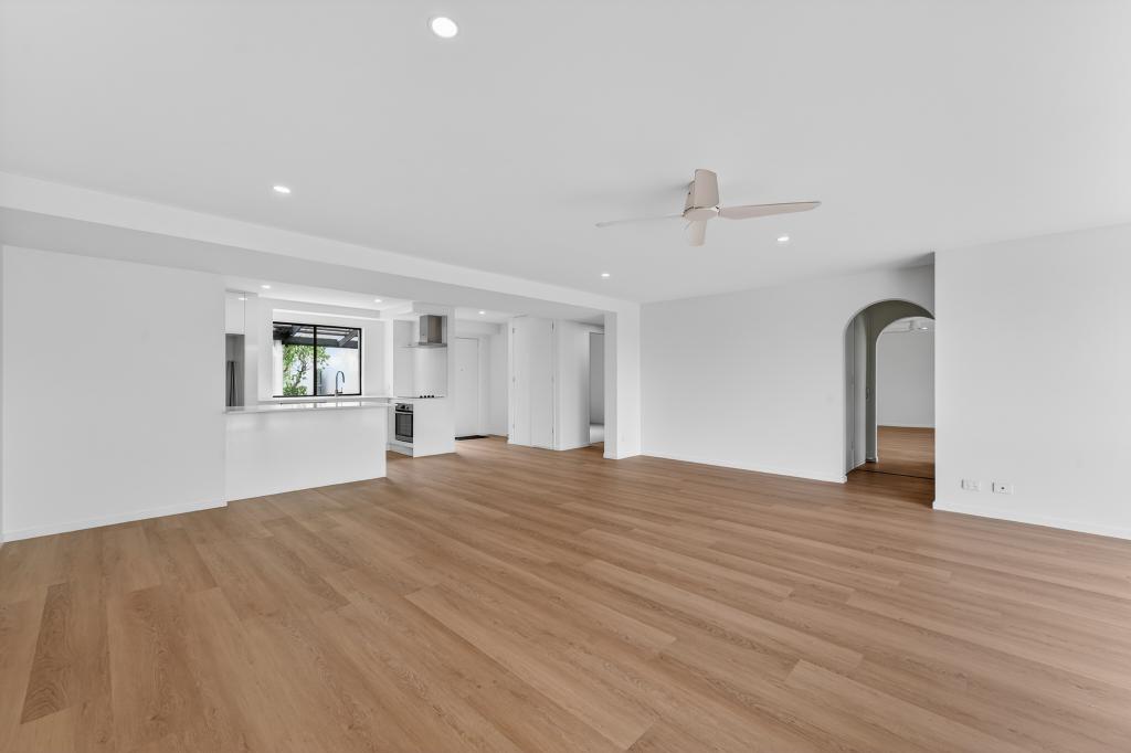 2/2 Dunlop Ct, Mermaid Waters, QLD 4218