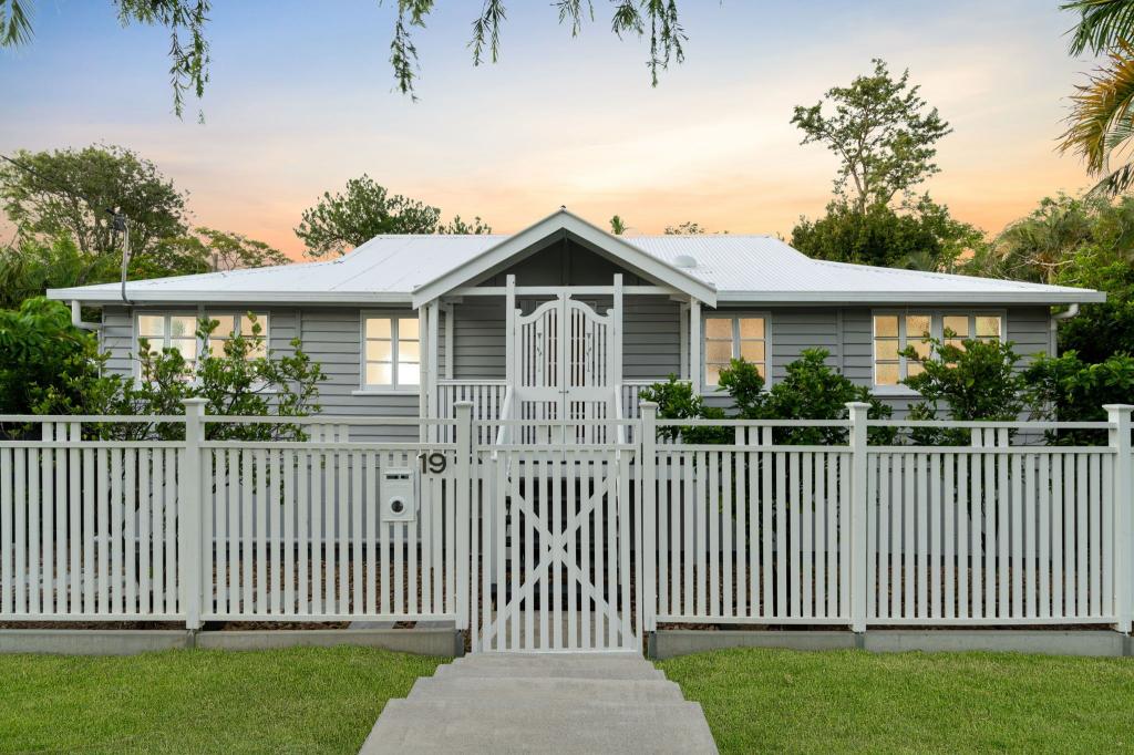 19 STERCULIA AVE, HOLLAND PARK WEST, QLD 4121