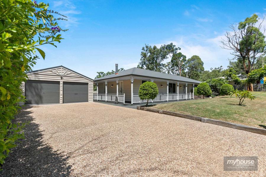 17 Gordon Cres, Withcott, QLD 4352