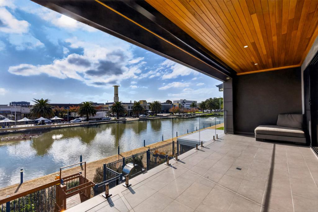 10e Lakeside Cl, Mawson Lakes, SA 5095
