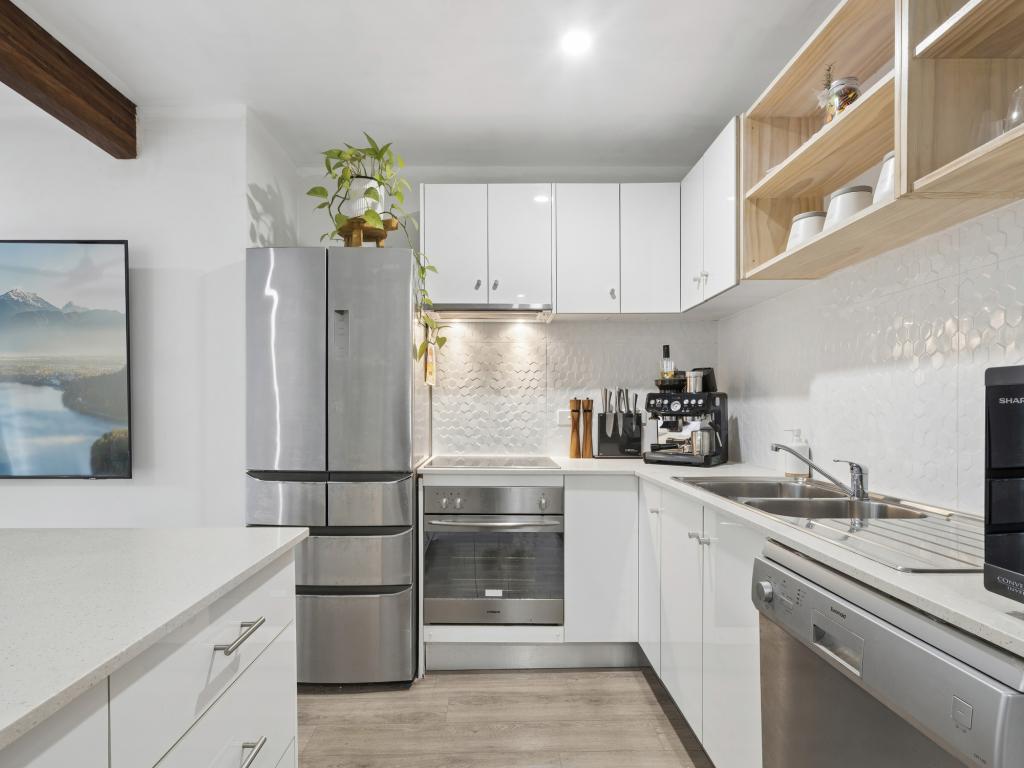 2/4 Sunshine Ct, Labrador, QLD 4215
