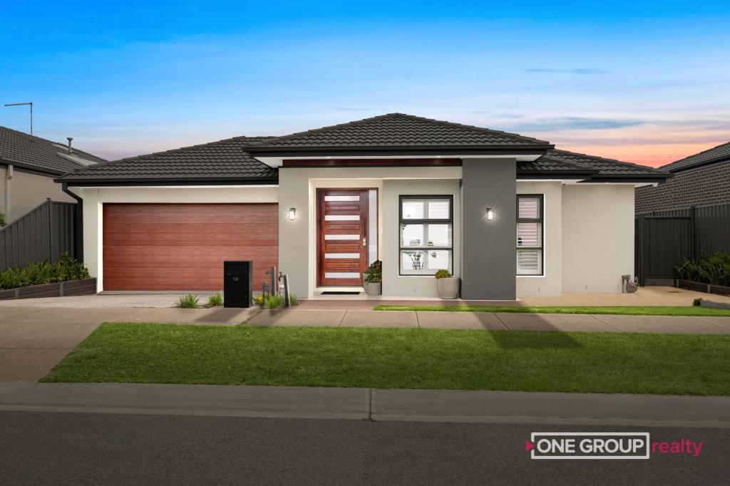 19 OAKLEY AVE, KALKALLO, VIC 3064