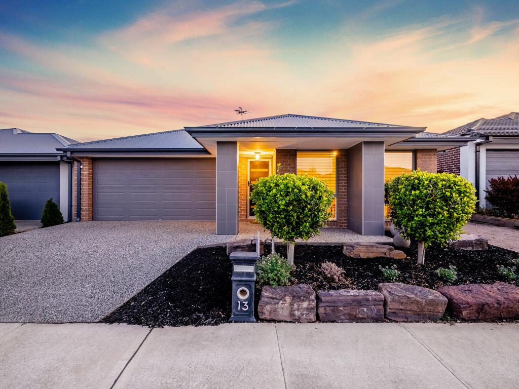 13 Grandstand Cres, Clyde North, VIC 3978